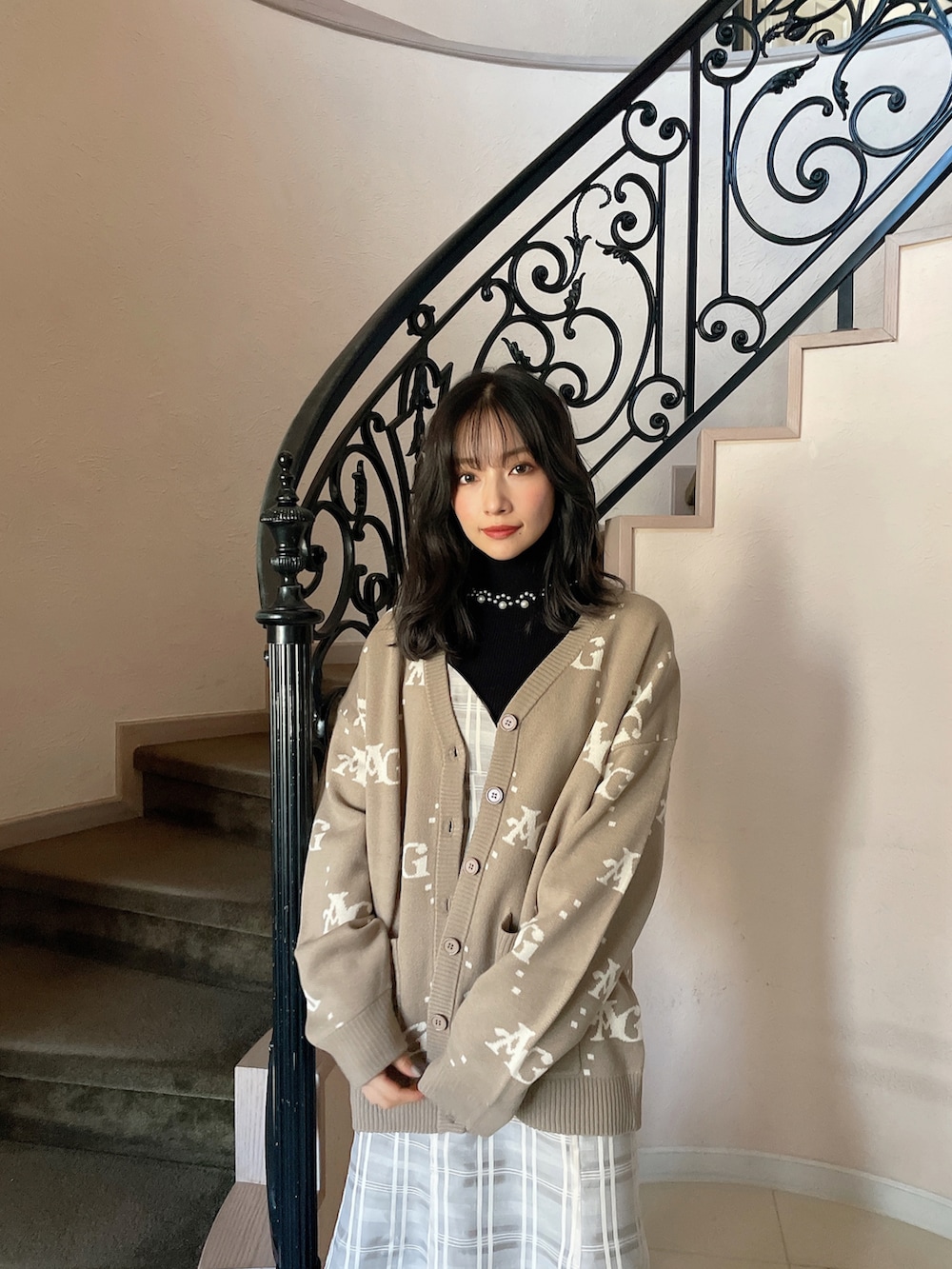 ブラック系のワンピース、ブラウン系のカーディガン/ボレロ、ブラック系のニット/セーターを着用したレディースの春コーディネートの3枚目の写真