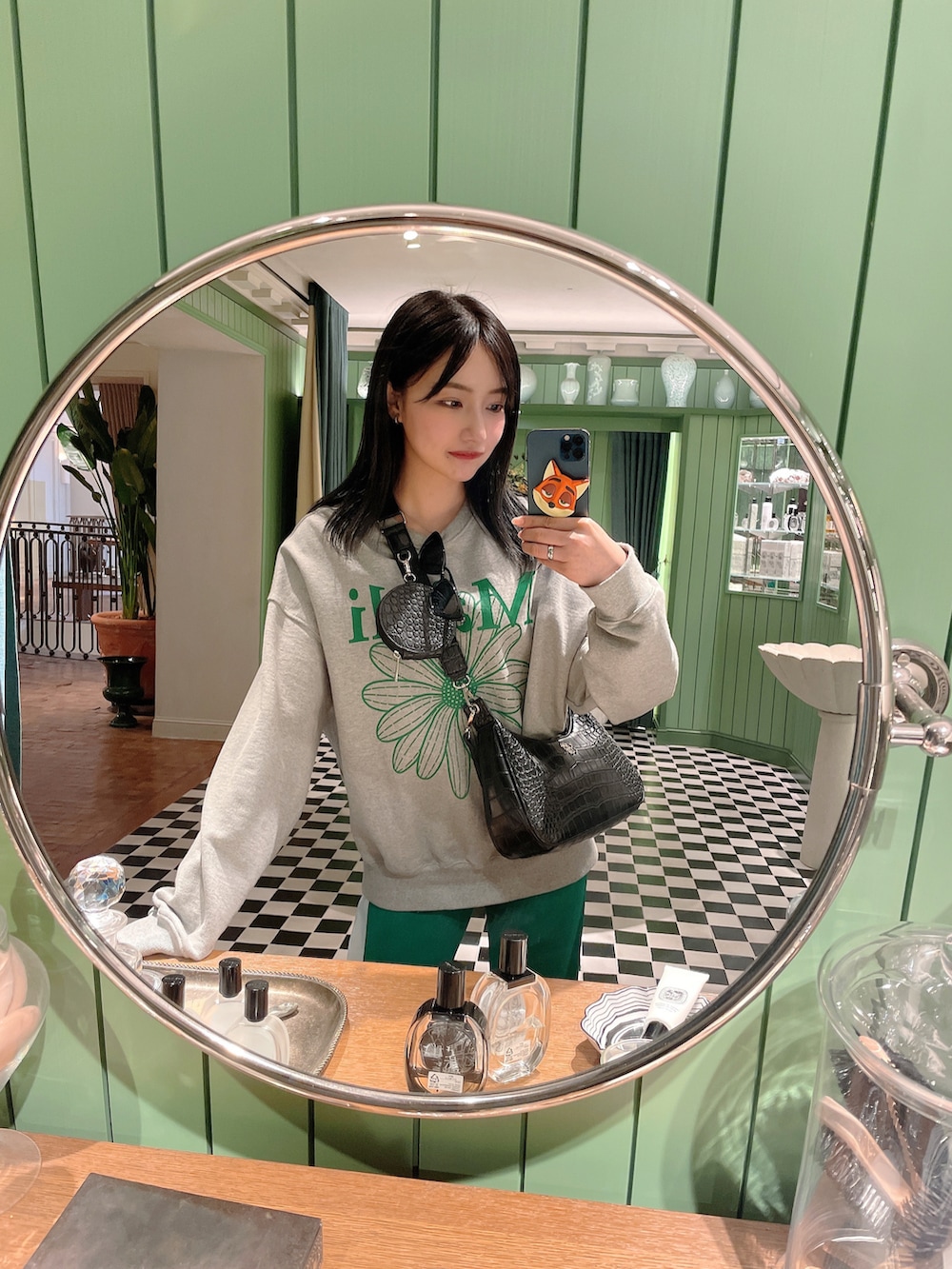 ブラック系のショルダーバッグを着用したレディースの夏コーディネートの2枚目の写真