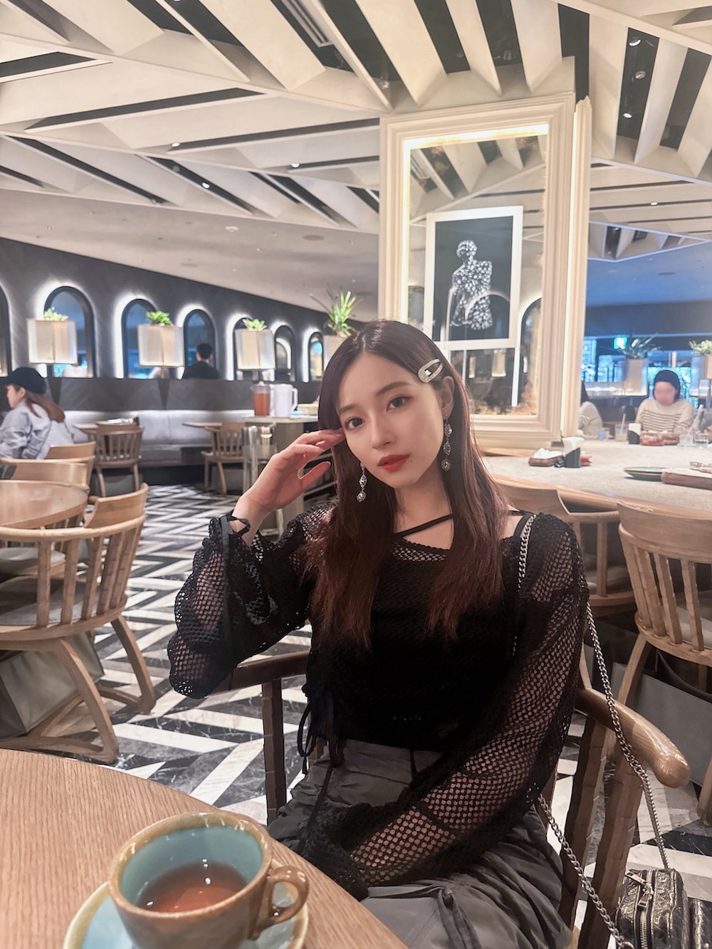 ブラック系のタンクトップ、ブラック系のその他トップス、ブラック系のショルダーバッグを着用したレディースの秋コーディネートの3枚目の写真