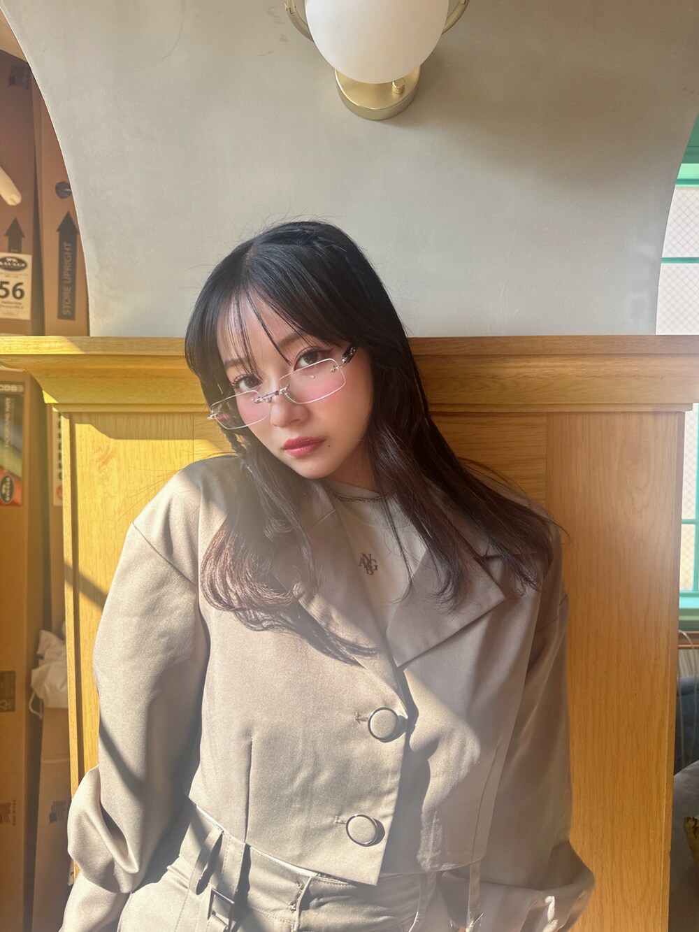 ブラウン系のその他アウター、ブラウン系のその他パンツを着用したレディースの春コーディネートの3枚目の写真