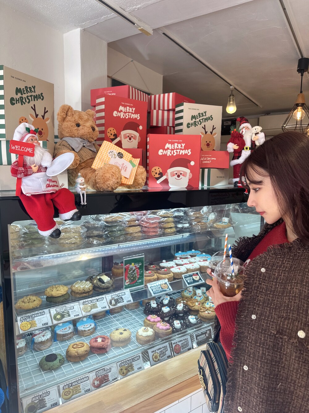 レッド系のニット/セーター、ブラウン系のその他アウターを着用したレディースの冬コーディネートの4枚目の写真