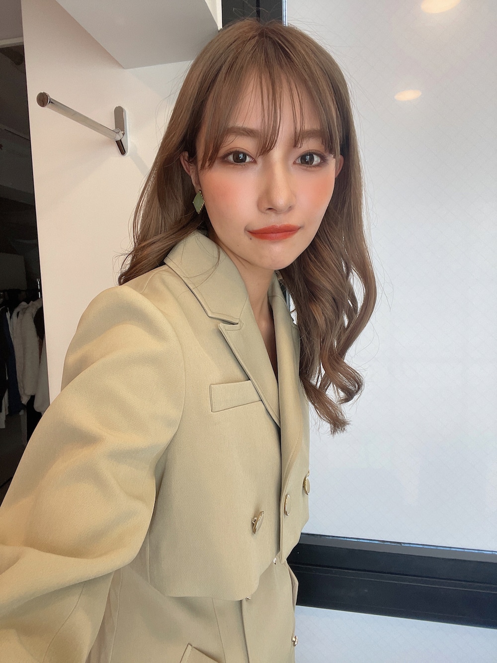 グリーン系のワンピースを着用したレディースの秋コーディネートの2枚目の写真