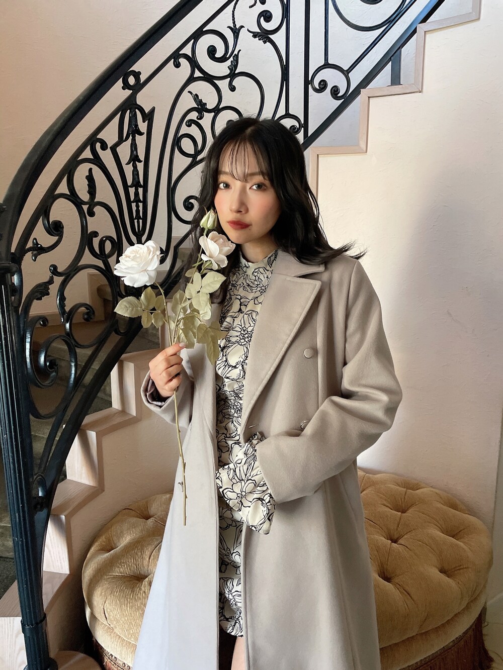 グレー系のチェスターコート、ベージュ系のワンピースを着用したレディースの春コーディネートの4枚目の写真