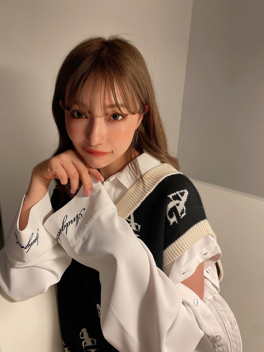 ホワイト系のシャツ/ブラウス、ブラック系のベストを着用したレディースの秋コーディネートの3枚目の写真