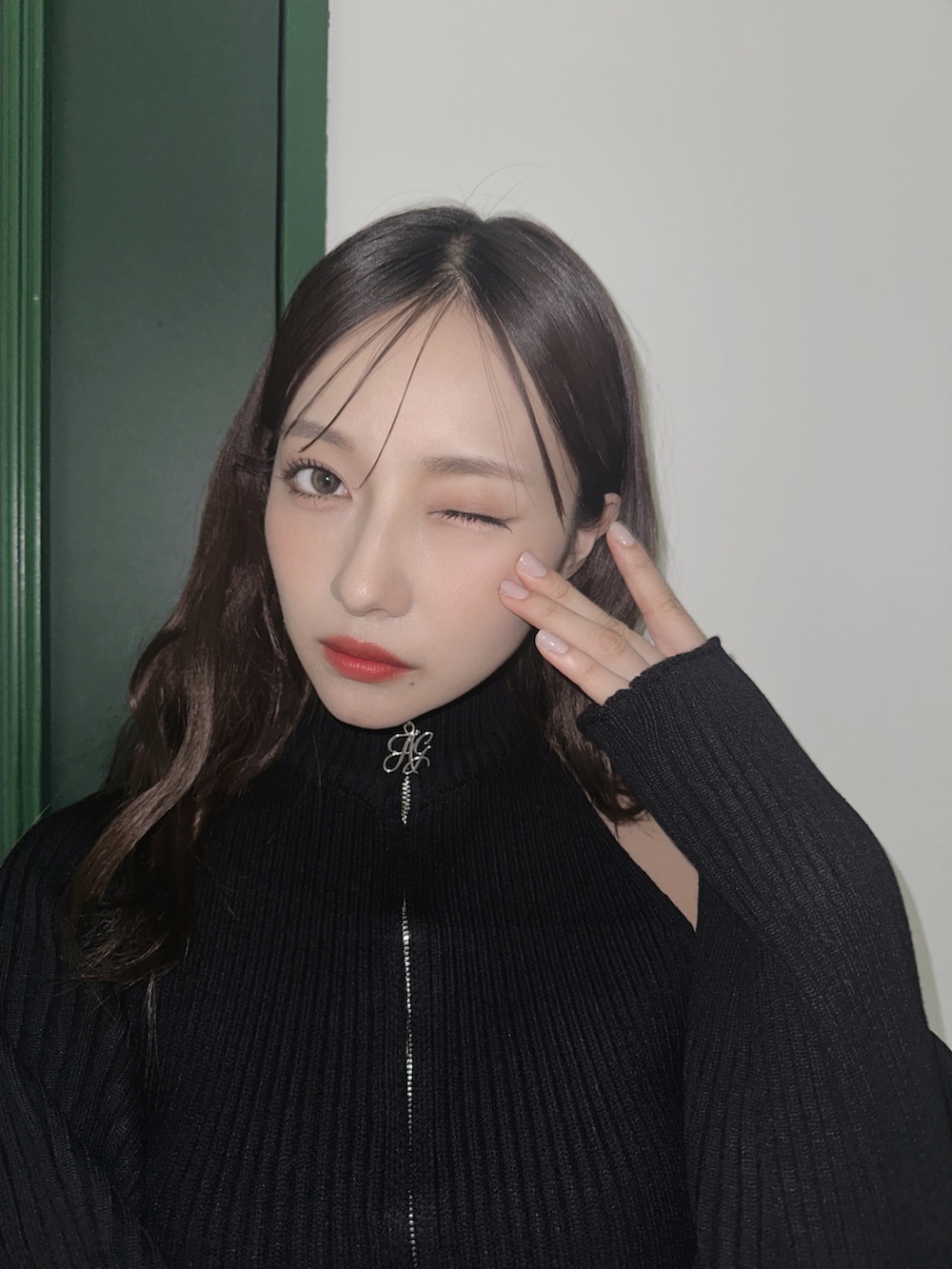 ブラック系のニット/セーターを着用したレディースの秋コーディネートの2枚目の写真