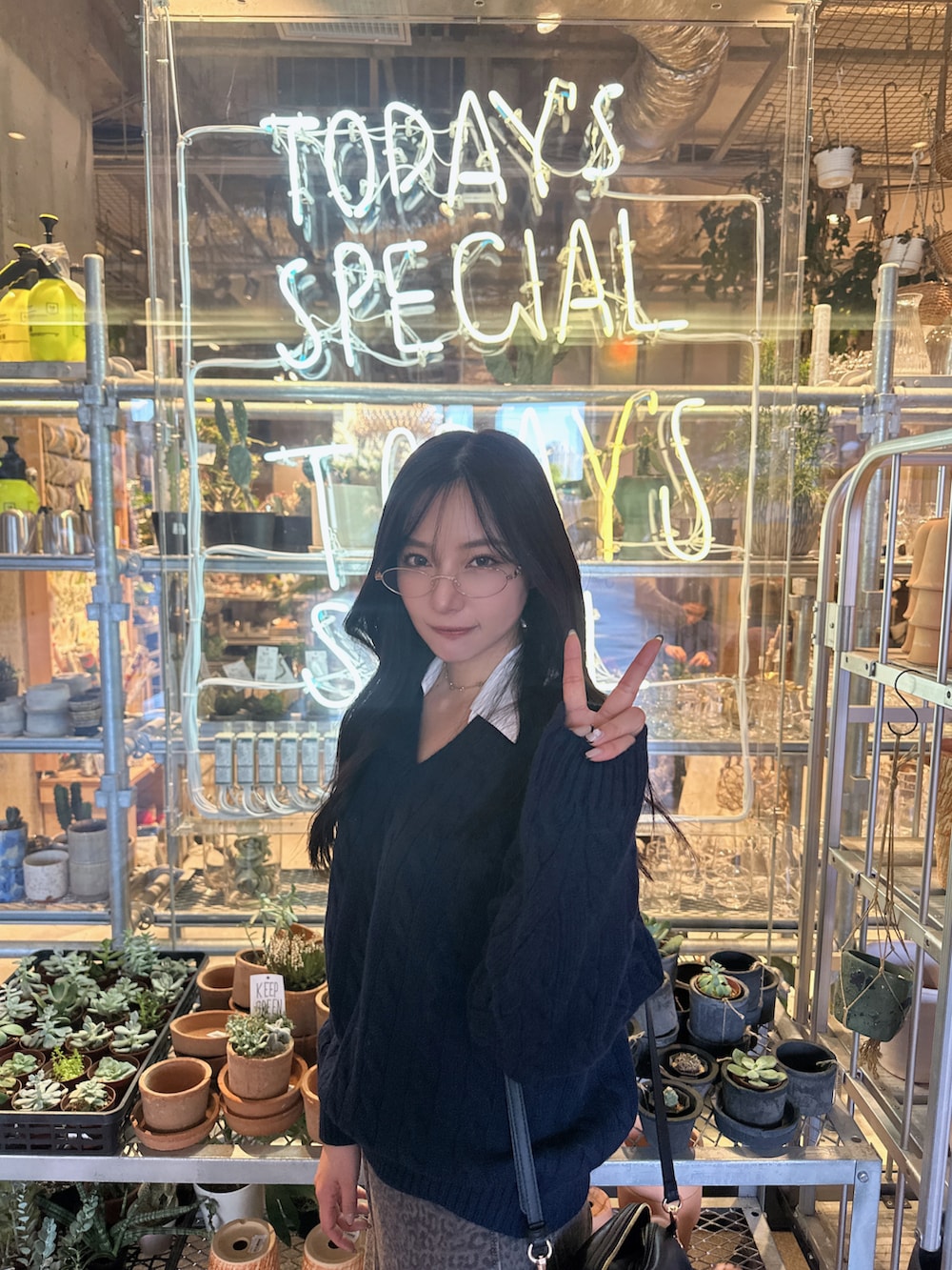 ブラック系のトートバッグを着用したレディースの冬コーディネートの3枚目の写真