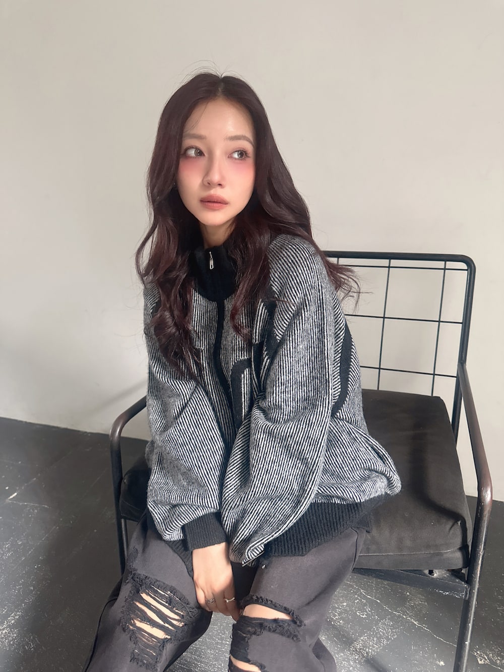 ブラック系のニット/セーターを着用したレディースの冬コーディネートの3枚目の写真