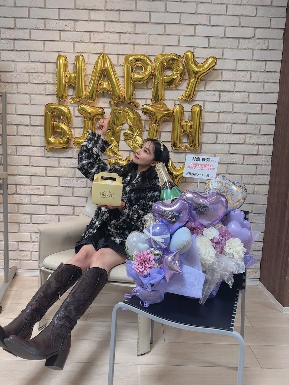 ブラック系のテーラードジャケット、ブラック系のワンピースを着用したレディースの夏コーディネートの2枚目の写真