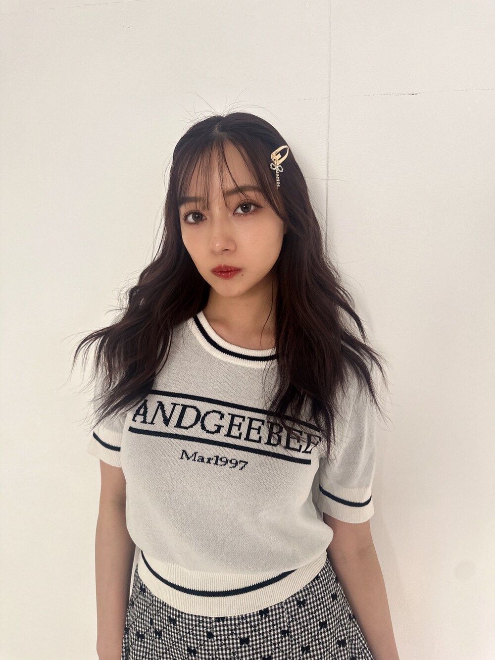 ブルー系のニット/セーター、ホワイト系のその他パンツを着用したレディースの夏コーディネートの4枚目の写真