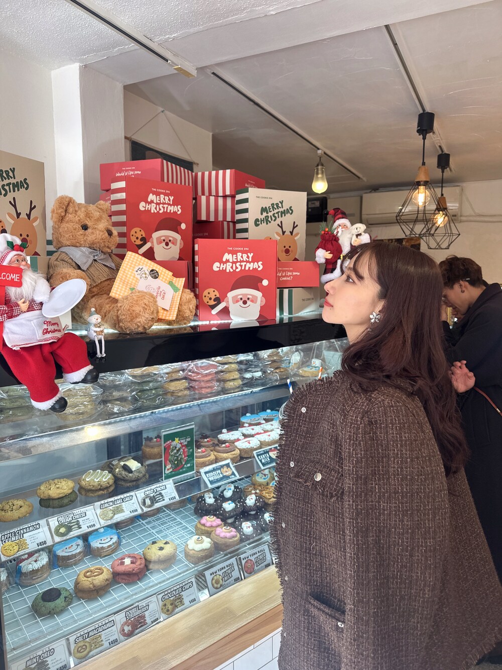 レッド系のニット/セーター、ブラウン系のその他アウターを着用したレディースの冬コーディネートの5枚目の写真