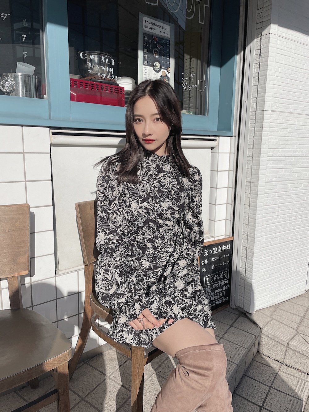 ブラック系のワンピースを着用したレディースの夏コーディネートの3枚目の写真