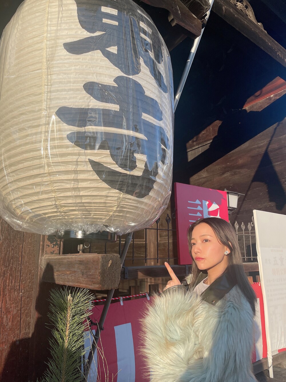 パープル系のその他トップス、グリーン系のライダースジャケットを着用したレディースの春コーディネートの2枚目の写真