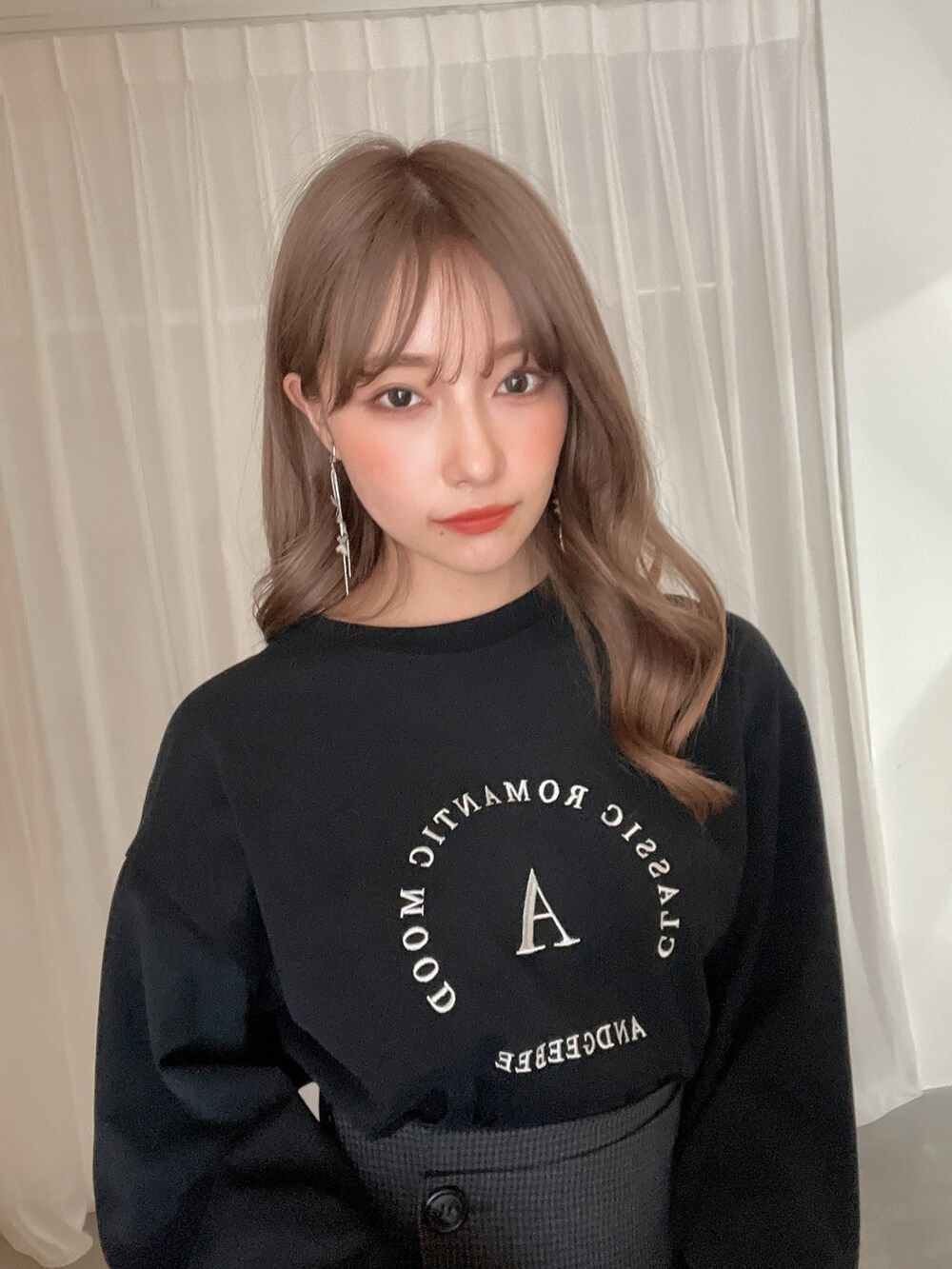 ブラック系のTシャツ/カットソー、ブラック系のブーツ、ブラック系のスカートを着用したレディースの秋コーディネートの4枚目の写真
