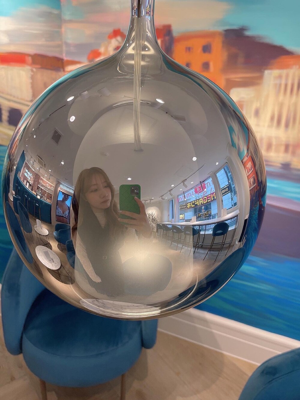 ブラック系のワンピース、ホワイト系のその他トップスを着用したレディースの秋コーディネートの3枚目の写真