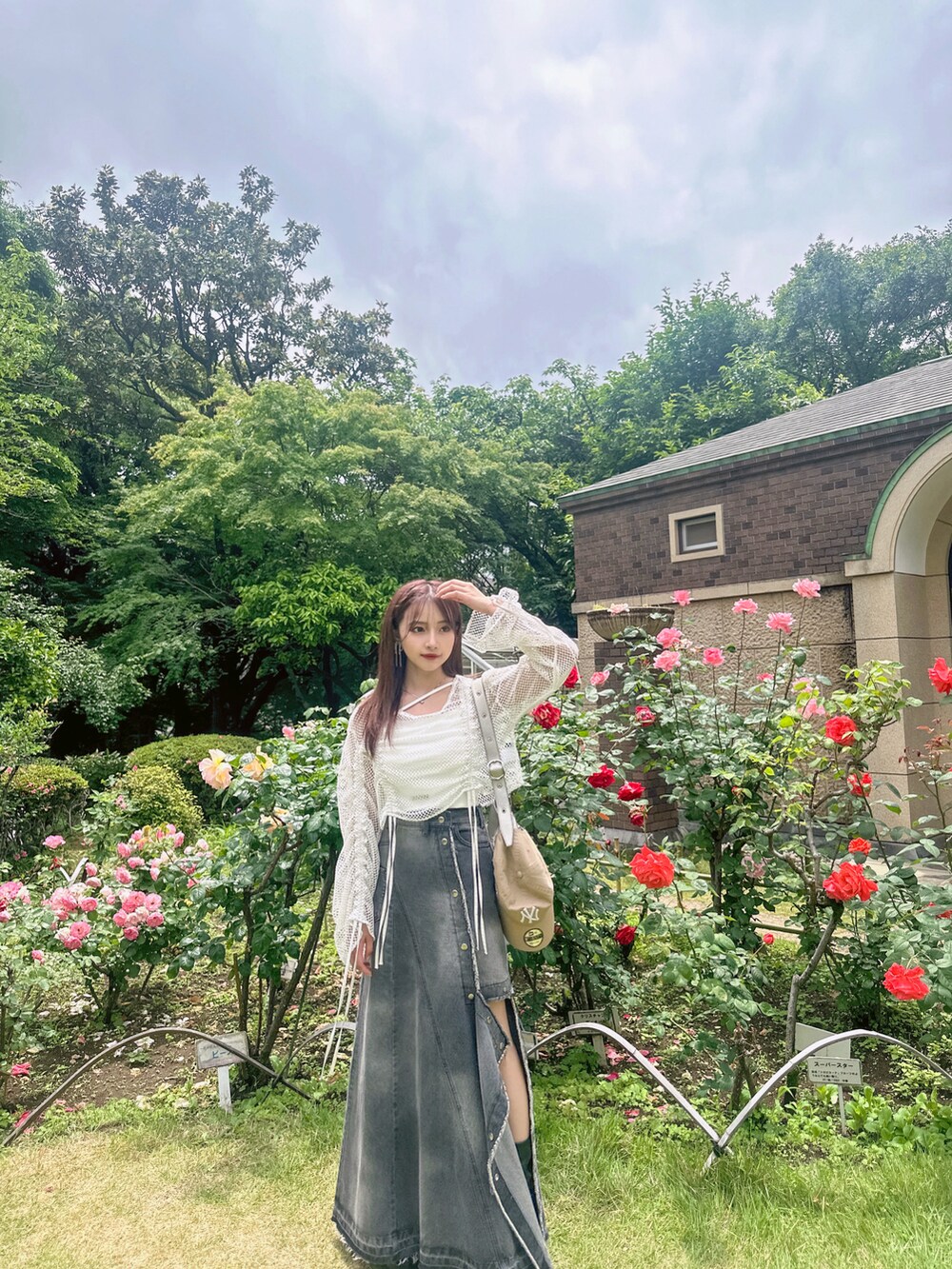 ホワイト系のタンクトップ、ホワイト系のその他トップス、ブラック系のスカートを着用したレディースの夏コーディネートの3枚目の写真