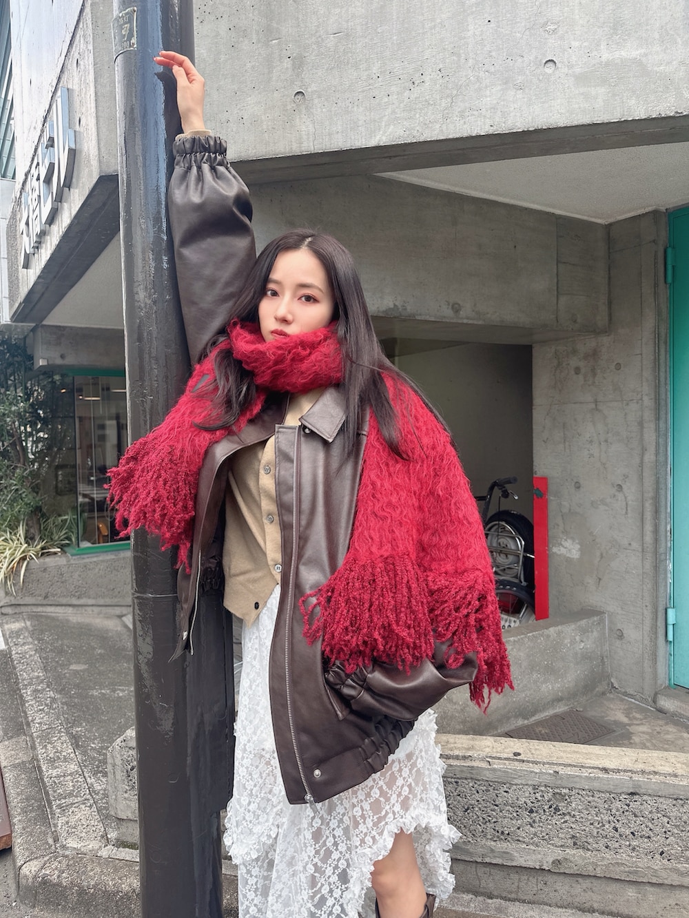 ブラウン系のブルゾン、ホワイト系のスカートを着用したレディースの夏コーディネートの3枚目の写真