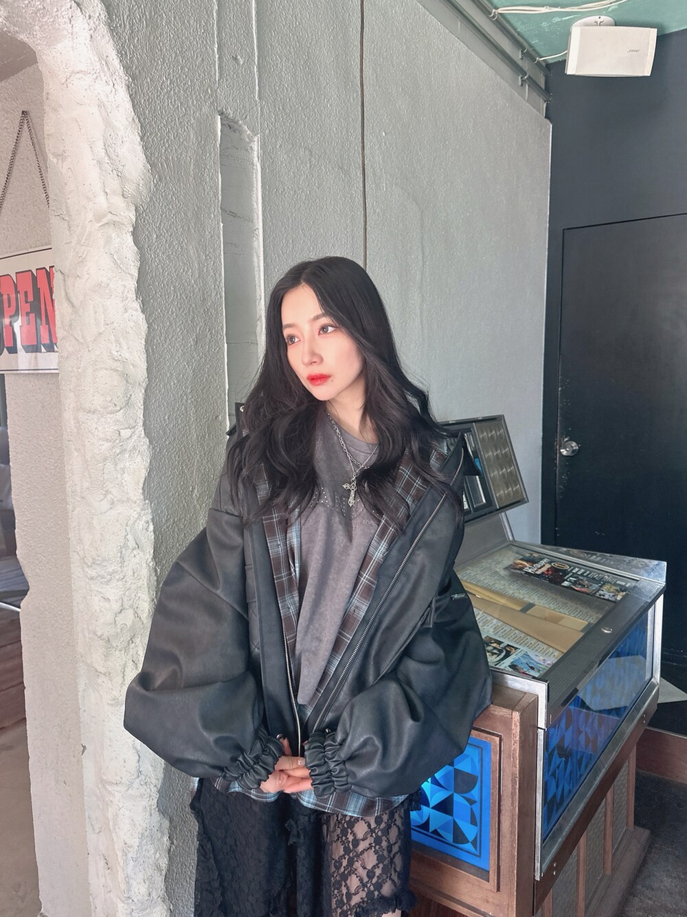 ブラック系のシャツ/ブラウス、グレー系のTシャツ/カットソー、ブラック系のスカートを着用したレディースの夏コーディネートの3枚目の写真