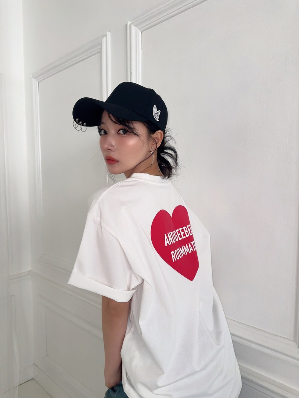 ホワイト系のTシャツ/カットソー、ブラック系のキャップを着用したレディースの夏コーディネートの4枚目の写真