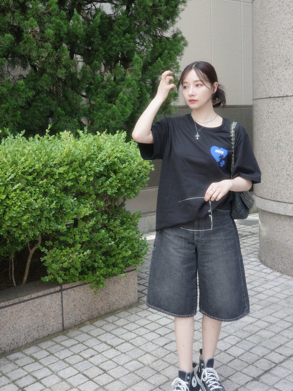 ブラック系のTシャツ/カットソーを着用したレディースの秋コーディネートの5枚目の写真