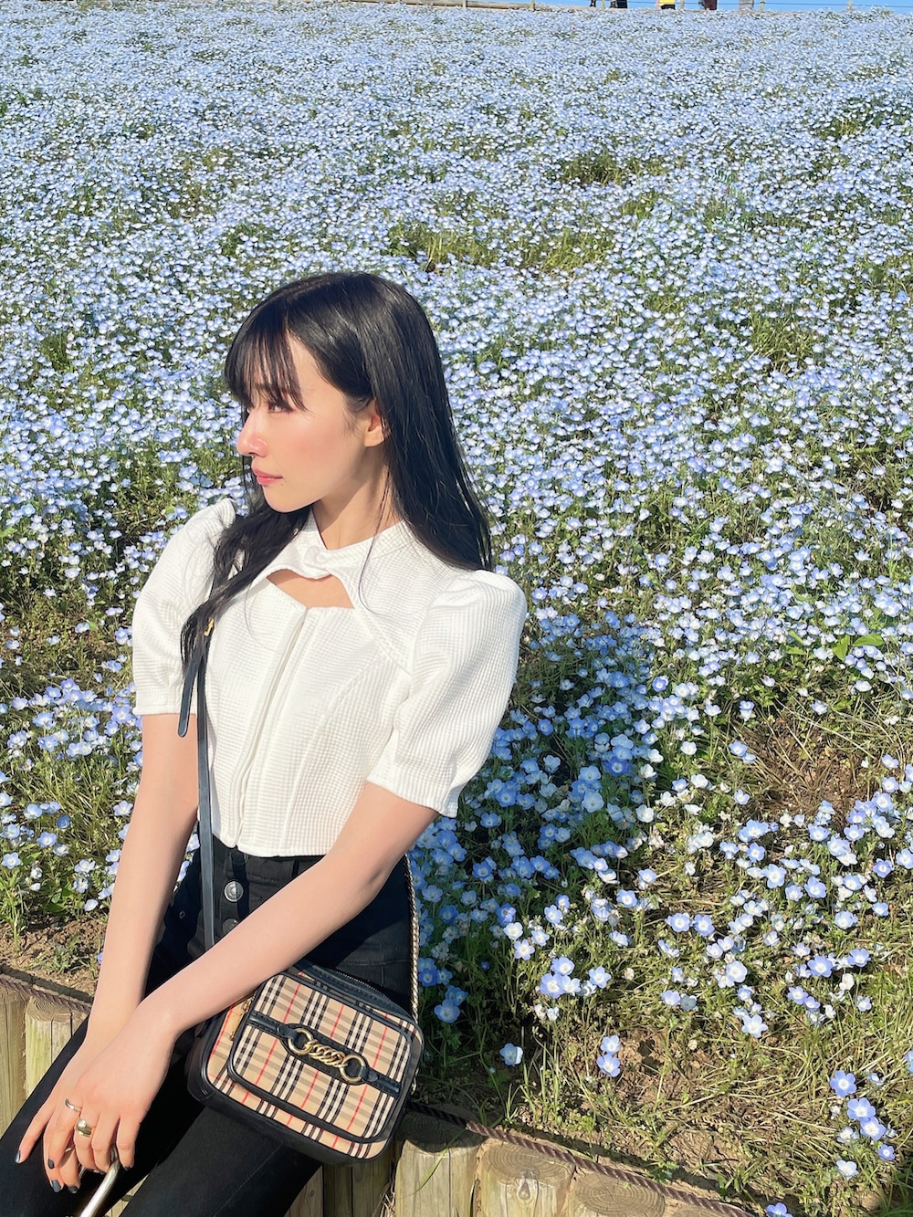 ホワイト系のその他トップス、ブラック系のデニムパンツを着用したレディースの夏コーディネートの2枚目の写真