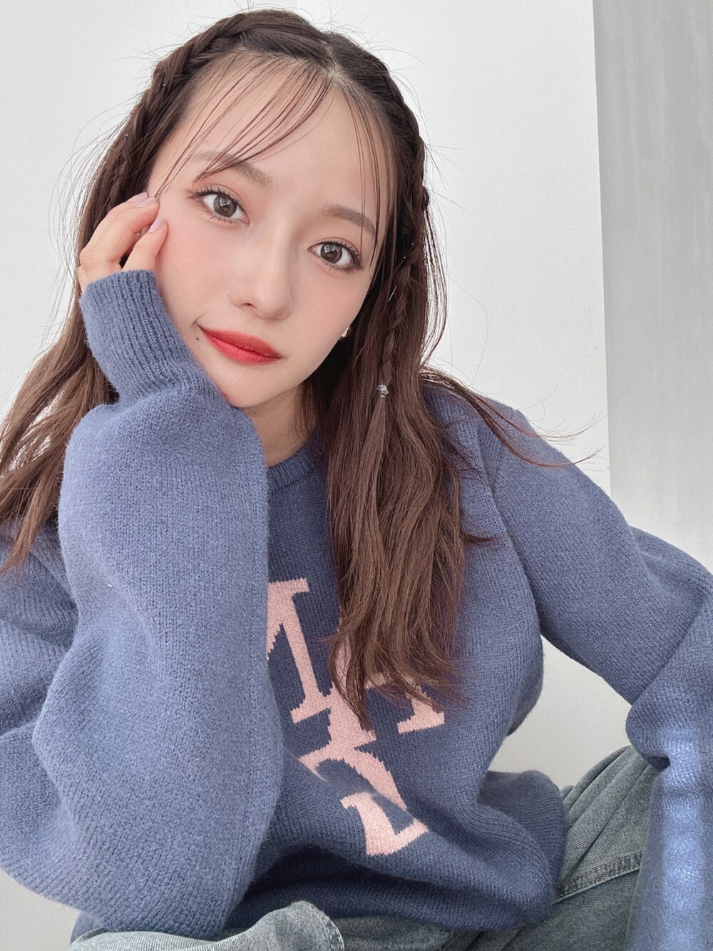 ブルー系のニット/セーターを着用したレディースの秋コーディネートの2枚目の写真