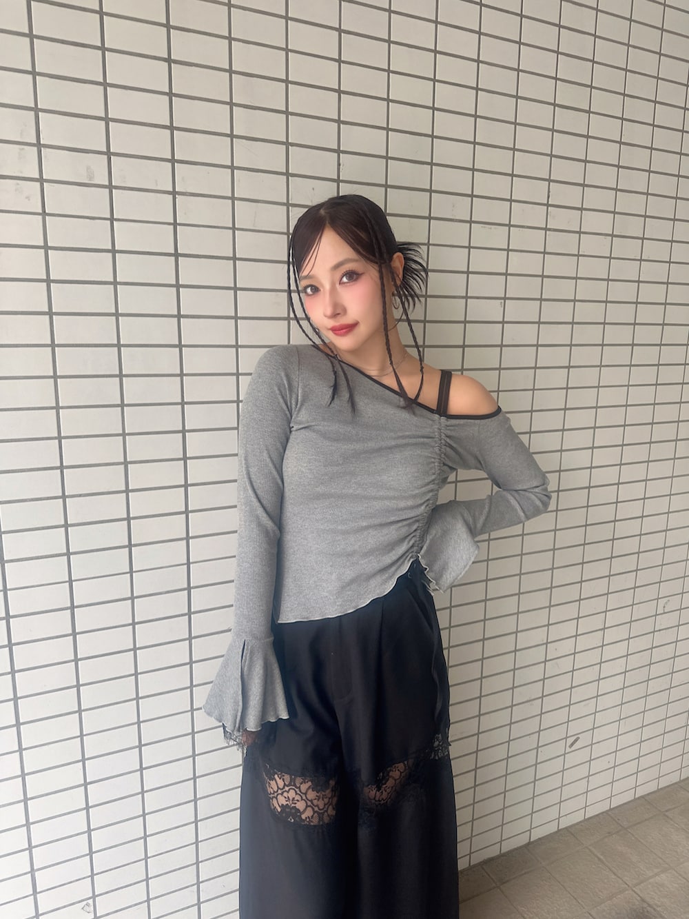 グレー系のTシャツ/カットソー、ブラック系のスラックスを着用したレディースの秋コーディネートの4枚目の写真