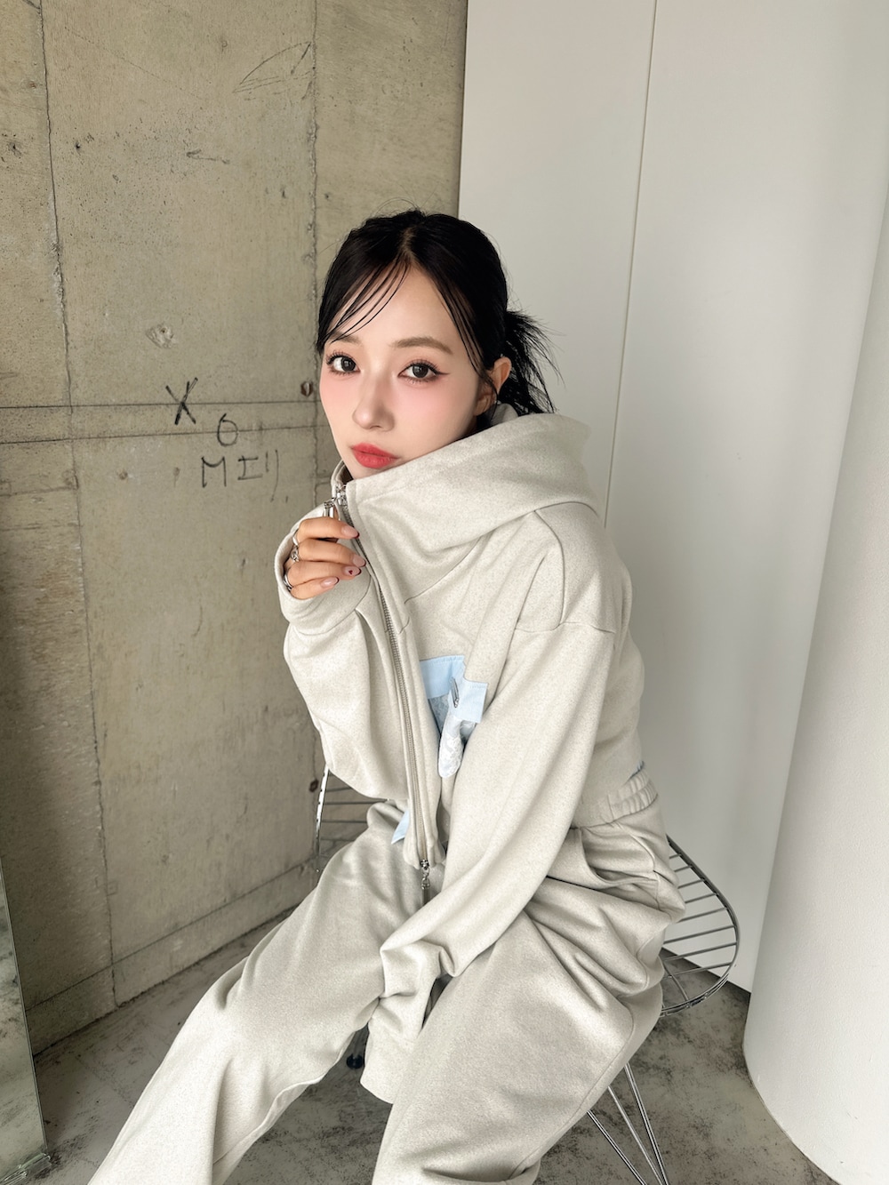 ベージュ系のパーカー、ベージュ系のスウェットパンツを着用したレディースの春コーディネートの4枚目の写真