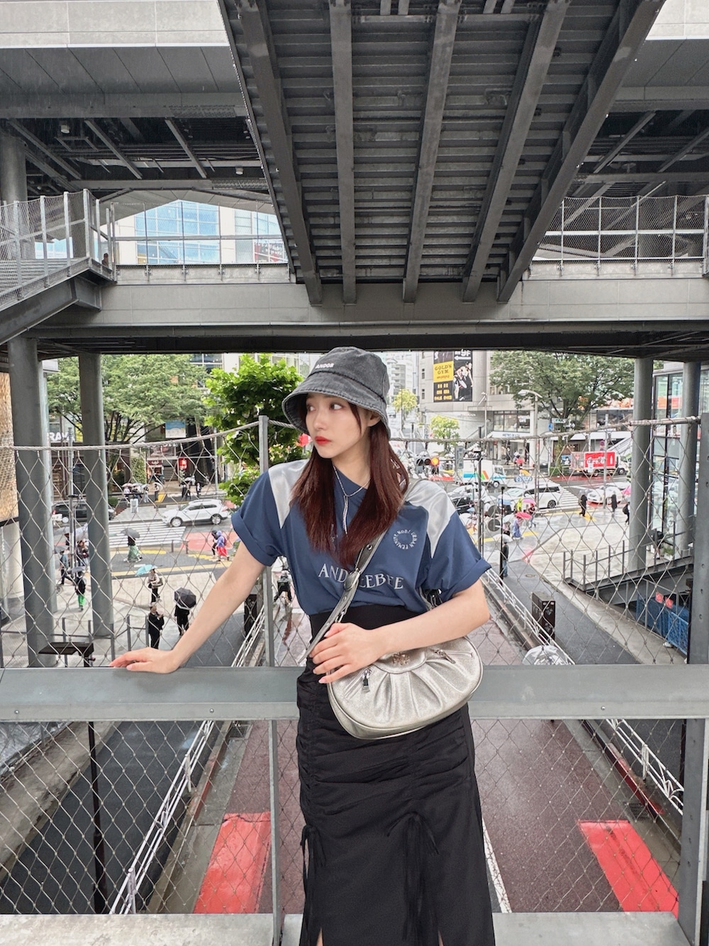 「アウトドアスタイル、秋コーデ、休日スタイル、秋服コーデ、今日のコーデ、カジュアルガーリー、Tシャツコーデ、ゆるコーデ、スカートスタイル、ANDGEEBEE、バケットハット」｜「ANDGEEBEEのUNISEX ユニフォームロゴTシャツ（Tシャツ/カットソー、ブルー系）」を使った、村瀬紗英さん（レディース・159cm）の秋コーディネートの4枚目の写真
