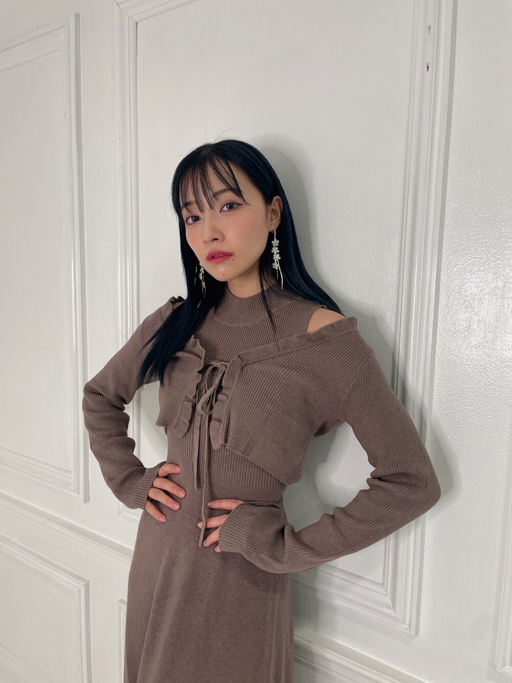 ブラウン系のワンピース、ブラック系のブーツを着用したレディースの春コーディネートの3枚目の写真