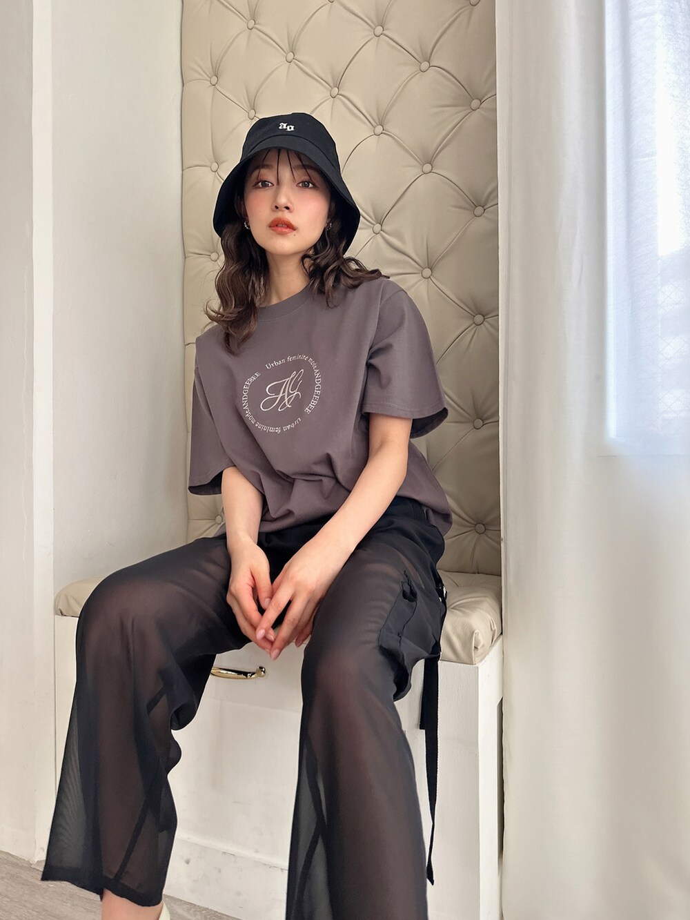 グレー系のTシャツ/カットソー、ブラック系のカーゴパンツ、ブラック系のハットを着用したレディースの夏コーディネートの2枚目の写真