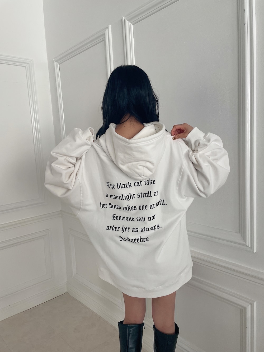 ブラック系のパーカー、ブラック系のニットキャップ/ビーニーを着用したレディースの冬コーディネートの5枚目の写真