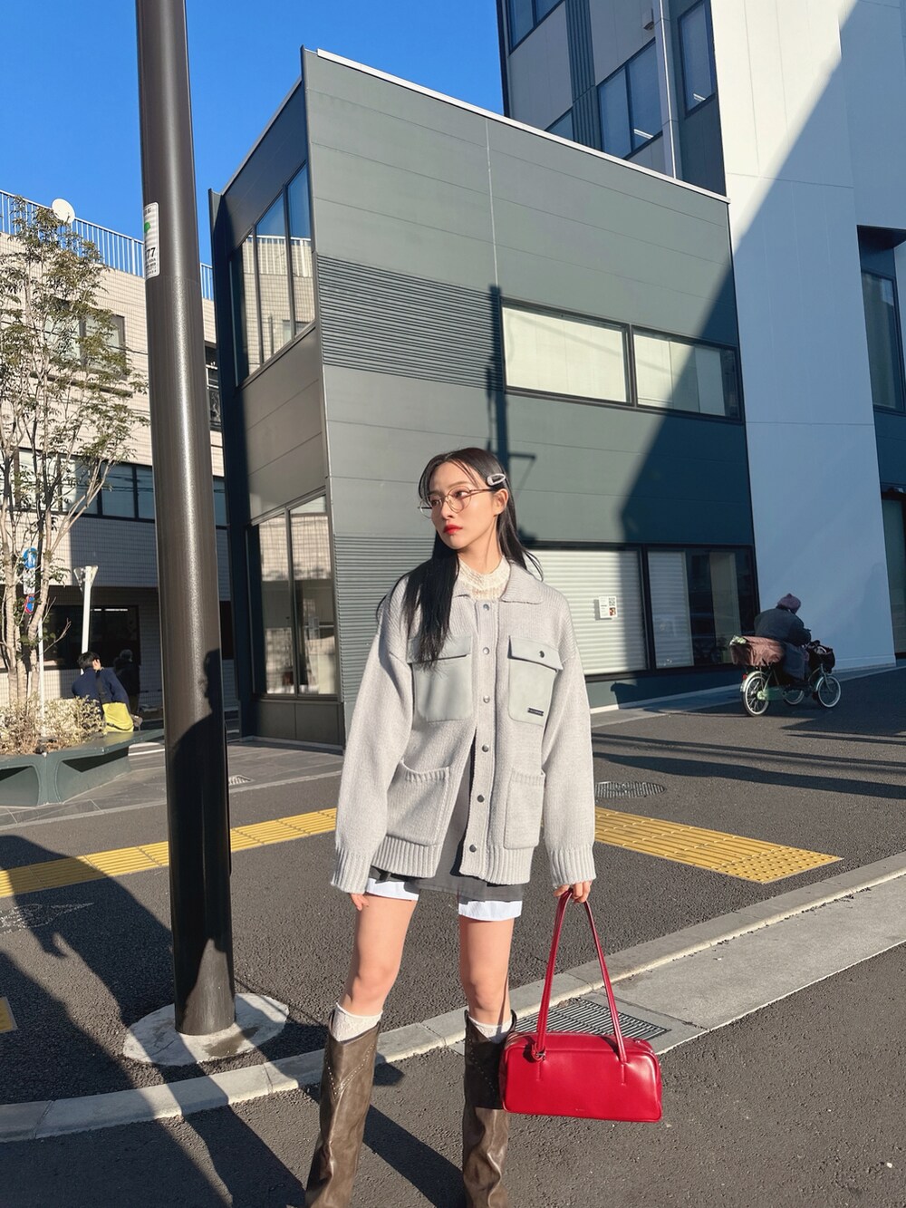 ブルー系のニット/セーターを着用したレディースの春コーディネートの4枚目の写真