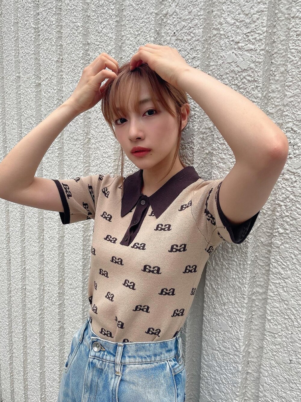 ベージュ系のニット/セーターを着用したレディースの秋コーディネートの3枚目の写真