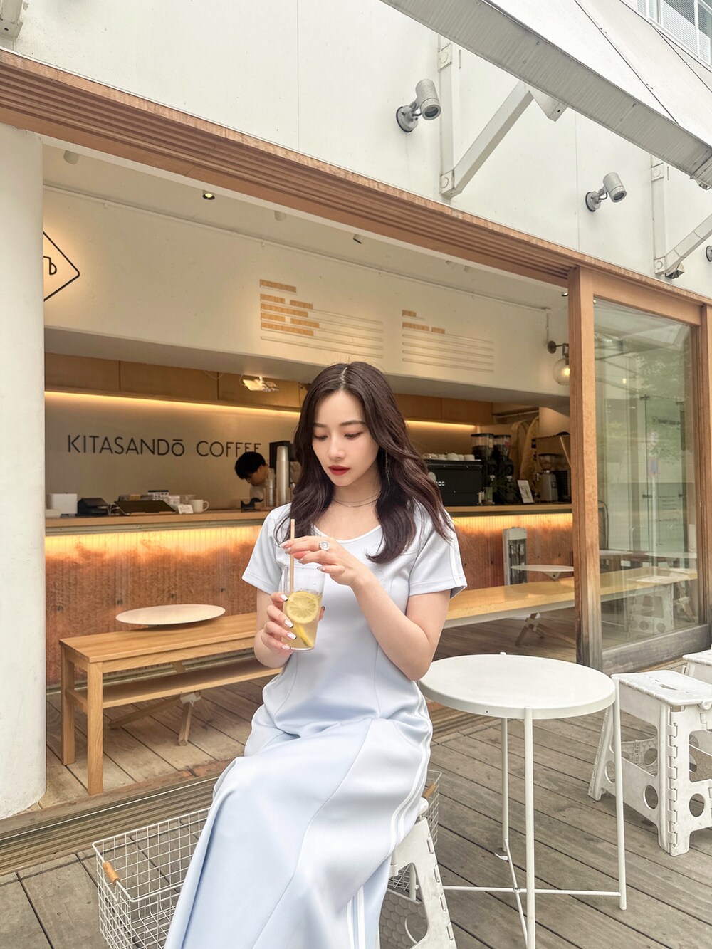 ブルー系のワンピース、ホワイト系のメッセンジャーバッグを着用したレディースの夏コーディネートの3枚目の写真