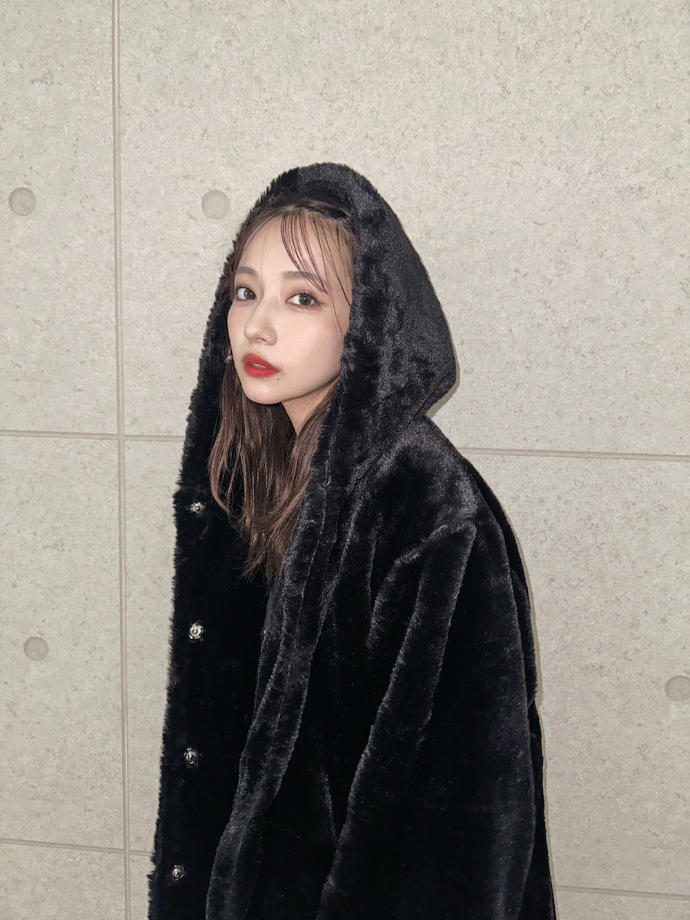 ブラック系のデニムパンツ、ブラック系のその他アウターを着用したレディースの秋コーディネートの3枚目の写真