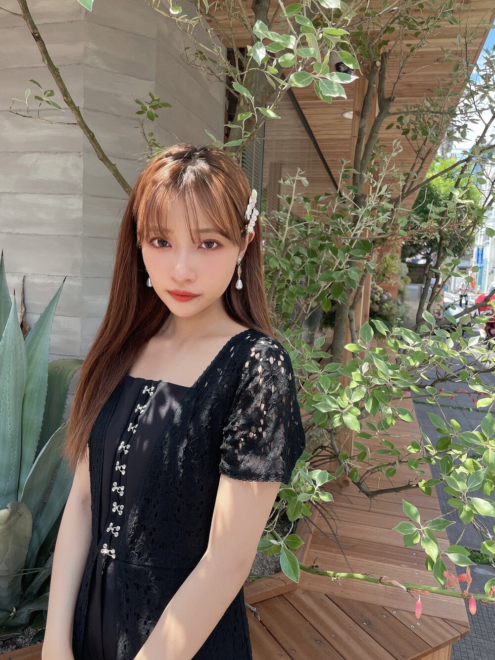 ホワイト系のワンピースを着用したレディースの夏コーディネートの2枚目の写真