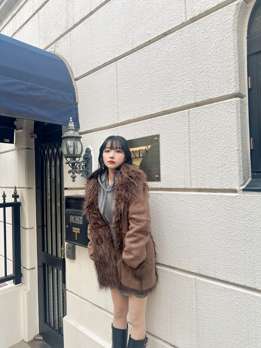 グレー系のワンピースを着用したレディースの春コーディネートの4枚目の写真