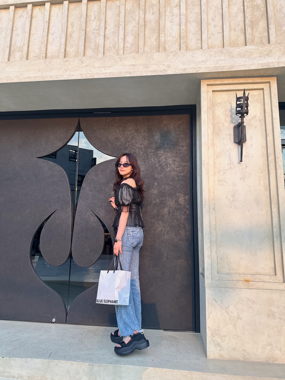 その他のシャツ/ブラウスを着用したレディースの秋コーディネートの5枚目の写真