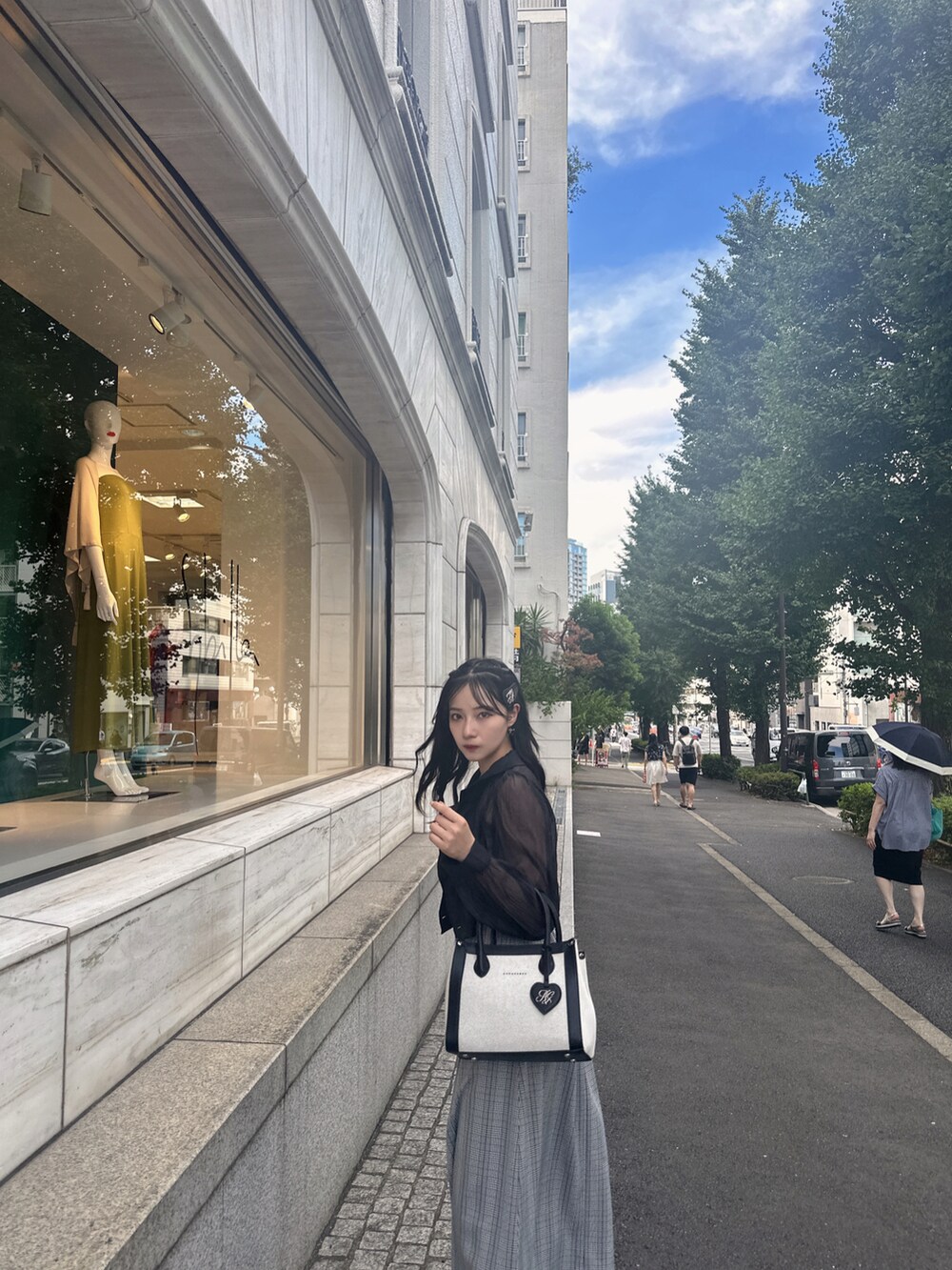 ブラック系のショルダーバッグ、ブラック系のワンピースを着用したレディースの冬コーディネートの2枚目の写真