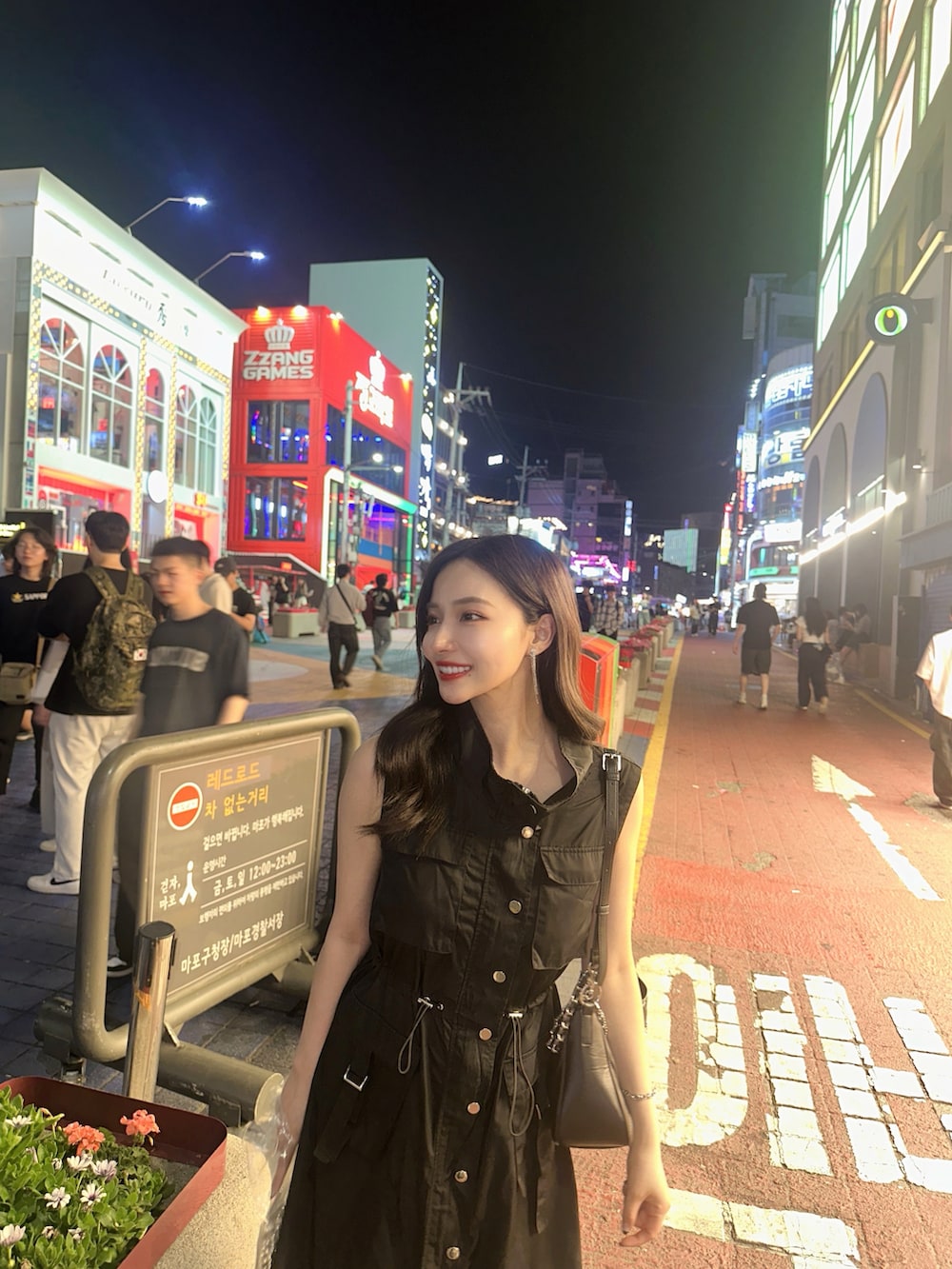 ブラック系のワンピース、ブラック系のショルダーバッグを着用したレディースの秋コーディネートの3枚目の写真