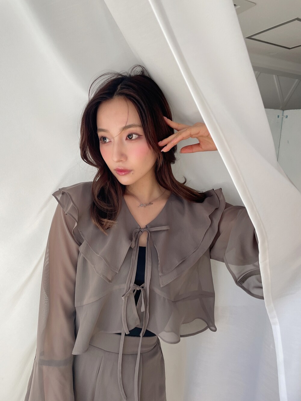 グリーン系のシャツ/ブラウス、グリーン系のカーゴパンツ、ブラック系のサンダルを着用したレディースの夏コーディネートの2枚目の写真