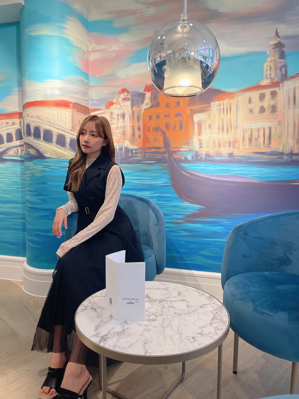 ホワイト系のその他トップス、ブラック系のワンピースを着用したレディースの秋コーディネートの2枚目の写真