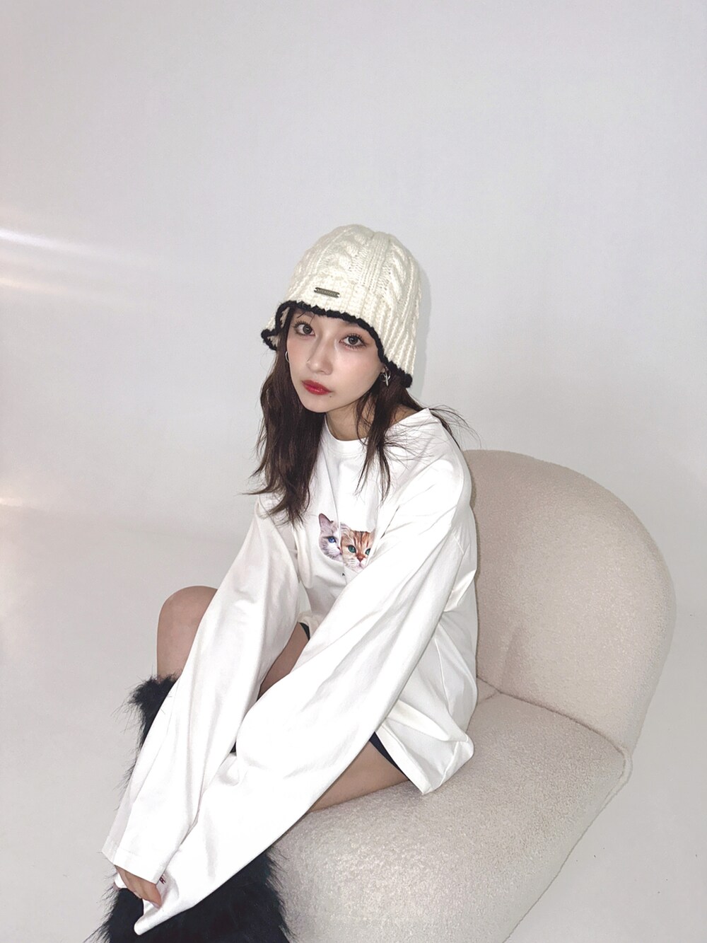 ホワイト系のTシャツ/カットソー、ホワイト系のハットを着用したレディースの秋コーディネートの4枚目の写真