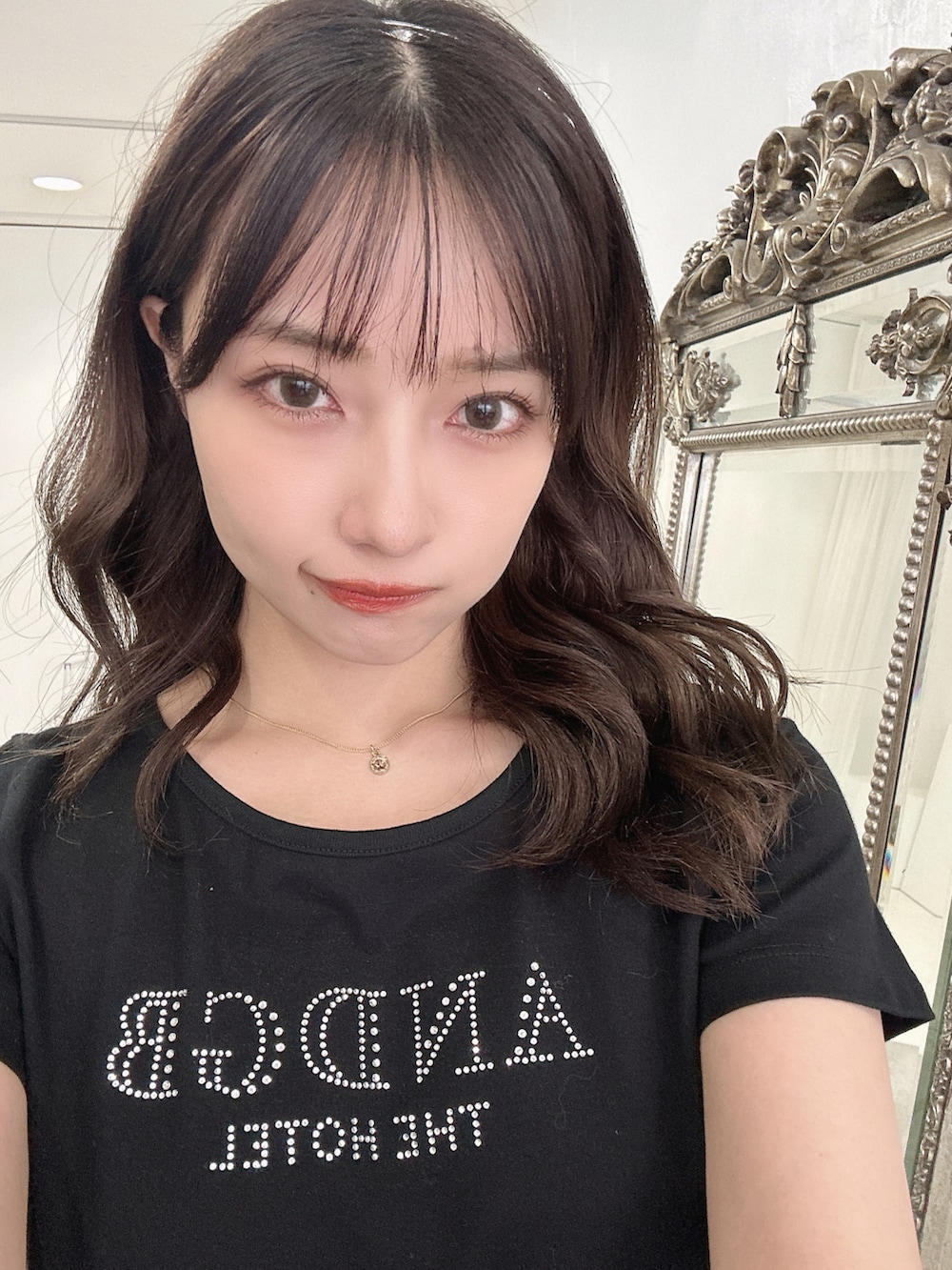 ブラック系のTシャツ/カットソー、グレー系のスカートを着用したレディースの秋コーディネートの4枚目の写真