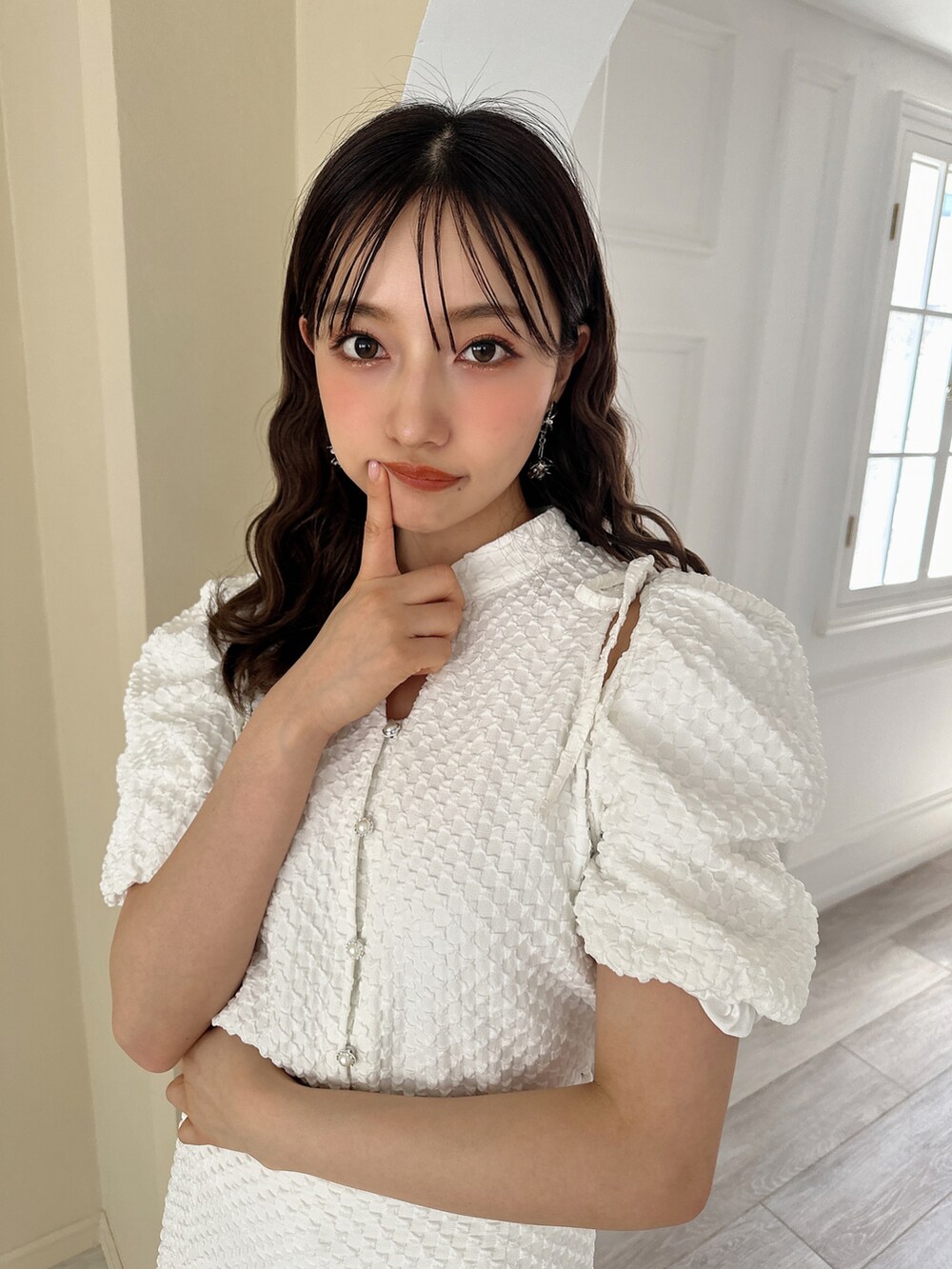 ブラック系のトートバッグ、ホワイト系のスカート、ホワイト系のシャツ/ブラウスを着用したレディースの夏コーディネートの5枚目の写真