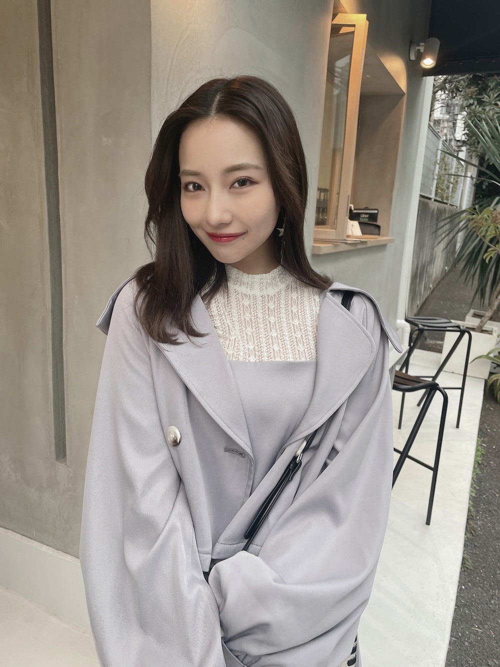 グレー系のトレンチコート、グレー系のワンピースを着用したレディースの夏コーディネートの5枚目の写真