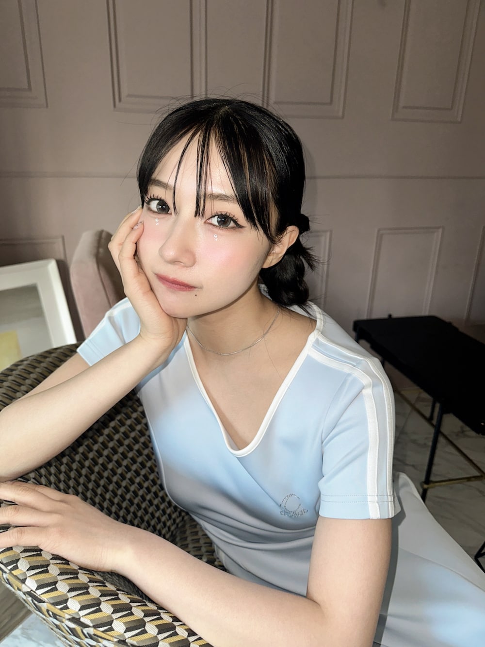 ブルー系のワンピースを着用したレディースの春コーディネートの3枚目の写真