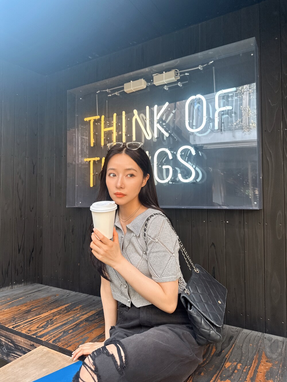 グレー系のニット/セーターを着用したレディースの秋コーディネートの3枚目の写真