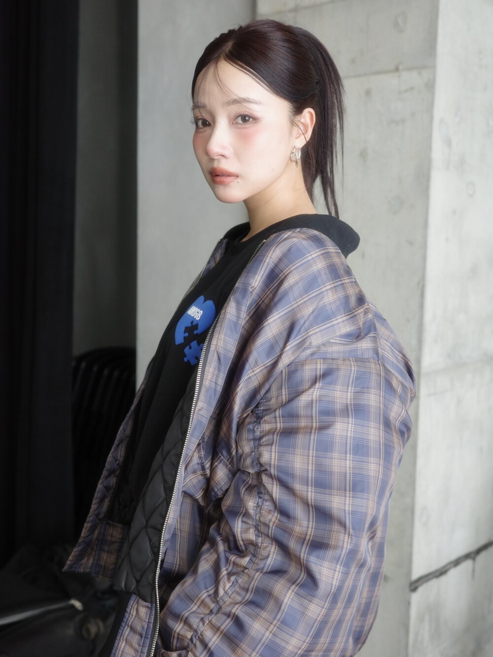 ブラック系のTシャツ/カットソー、ブルー系のブルゾン、ブラック系のスカートを着用したレディースの秋コーディネートの3枚目の写真