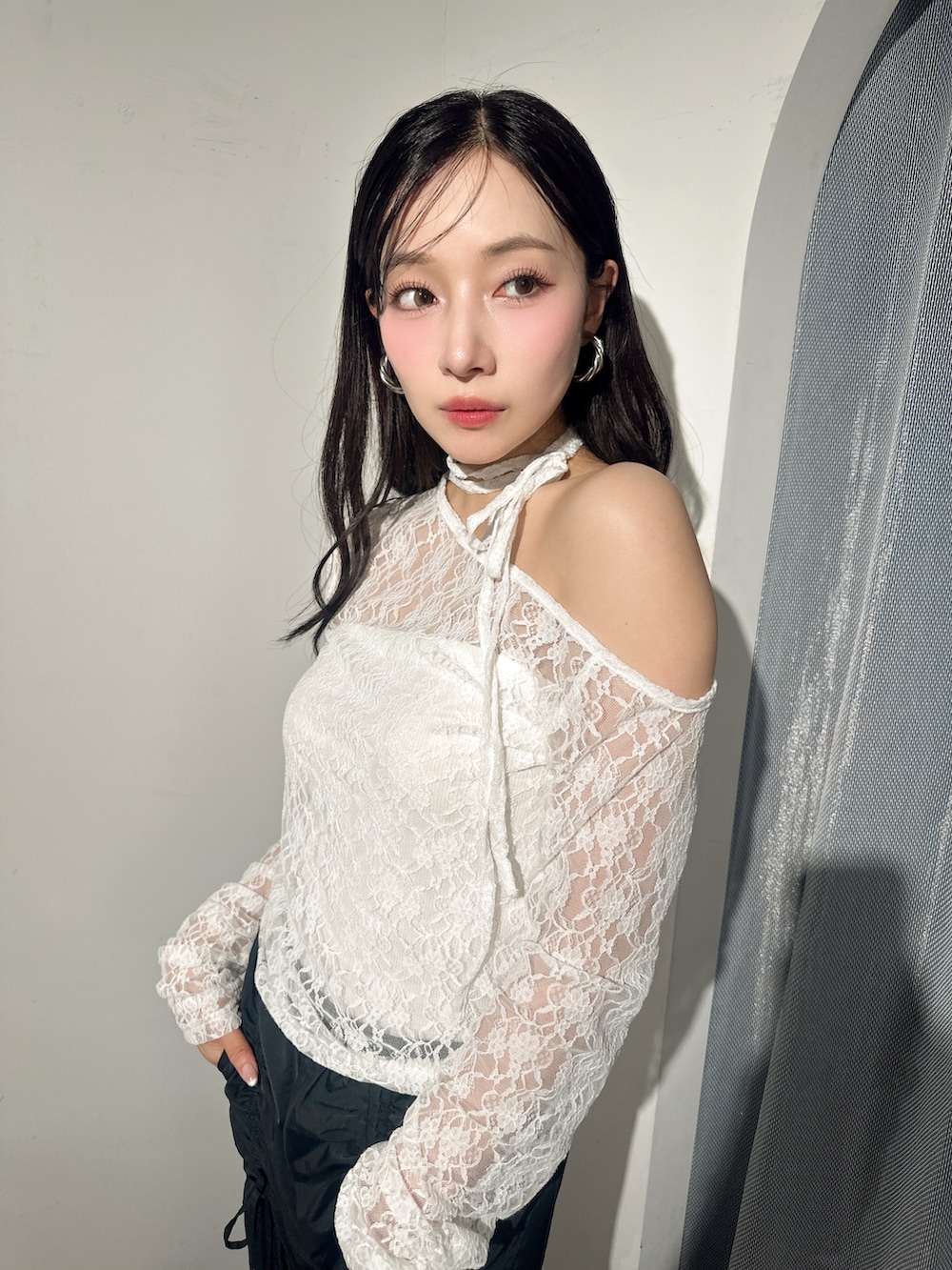 ホワイト系のその他トップス、ブラック系のカーゴパンツを着用したレディースの夏コーディネートの5枚目の写真